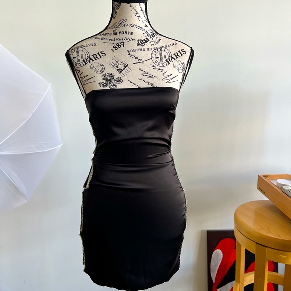 The perfect mini dress for summer/spring time! You’ll be sure to make heads turn - Picture 1 of 6